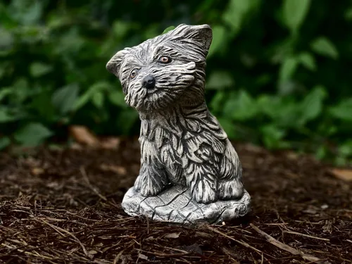Vista 3 de OLOMA Estatua de hormigón hecha a mano, escultura de perro Westie de piedra gris, adorno impermeable para jardín al aire libre, conmemorativo