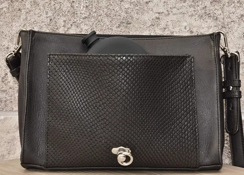 Vista 5 de Petaca para licor negro mate, 5 onzas, acero inoxidable a prueba de fugas, circular con embudo en paquete de regalo para hombres y mujeres.