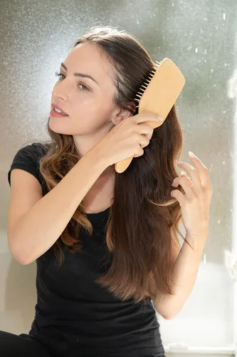 Vista 4 de Cepillo de pelo con cerdas de madera Longitud 10.25 pulgadas de ancho 3.5 pulgadas Cepillo de pelo grande con mango de madera natural ecológico
