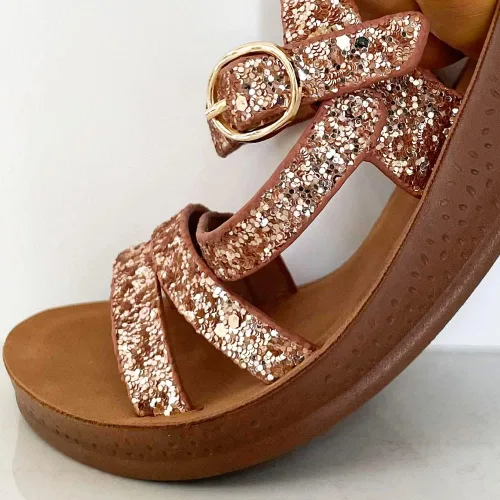 Vista 4 de TRENDSUP Sandalias planas brillantes para niños