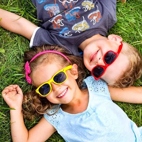 Vista 4 de SUNOVELTIES Paquete de 12 lentes de sol retro neón para niños, lentes clásicos de corazón a granel, regalos de fiesta para niños y niñas, disfraz al