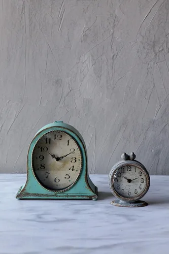 Vista 4 de Creative Co-Op Reloj de repisa de metal con acabado aguamarina