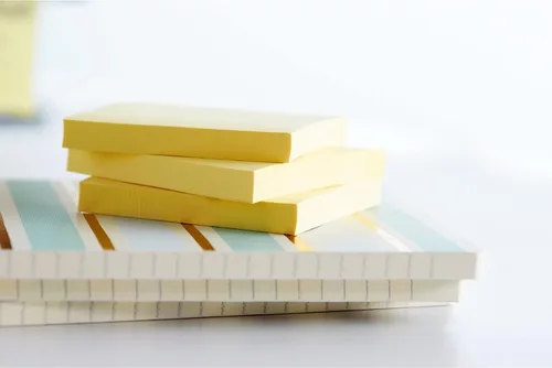 Vista 10 de Post-it Bloque de notas original, 3" x 3" 50 hojas por bloque, paquete de 4 color amarillo, Amarillo canario