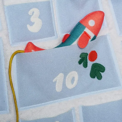 Vista 6 de Manhattan Toy Calendario de Adviento de felpa con diseño de pingüino Polly para cualquier año y decoración navideña para más de 3 años en adelante