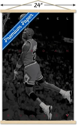 Vista 3 de Trends International Michael Jordan - Póster de pared en blanco y negro, 22.375 x 34 pulgadas, paquete de impresión prémium y colgador de madera