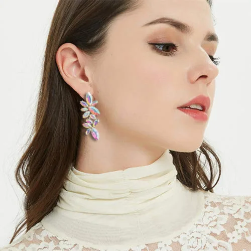 Vista 2 de ASTRUE Aretes iridiscentes con diamantes de imitación brillantes, elegantes aretes colgantes para bodas, fiestas y glamour diario, joyería ligera e