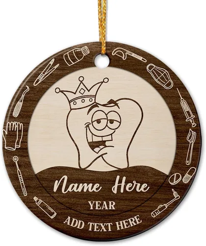 Vista 18 de Adorno de cerámica personalizado de asistente principal, adornos de Navidad del mejor asistente del mundo, texto personalizado, año y nombre de Papá