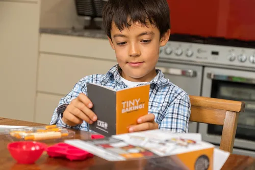 Vista 6 de SmartLab Juguetes para hornear TINY con 20 deliciosas recetas pequeñas. Gran ciencia. Herramientas pequeñas.