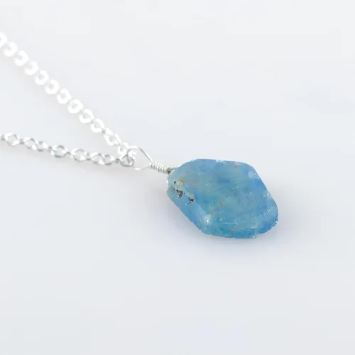 Vista 4 de Collar con colgante de zafiro azul crudo natural, piedras de calidad AAA, joyería de piedra natal de septiembre, chapado en plata, collar hecho a