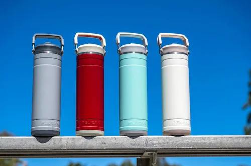 Vista 2 de Pelican Hydration Pelican Pacific™ - Vaso aislado al vacío de 26 onzas, acero inoxidable reciclado de doble pared de viaje con doble tapa, botella