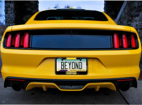 Vista 4 de iPick Image Hecho para Ford Mustang Script Amarillo Racing Stripe Marco de matrícula de metal negro