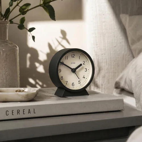 Vista 5 de JONES CLOCKS Mini reloj despertador Midnight Diseño contemporáneo Negro Elegante, compacto y funcional para mesita de noche, escritorio