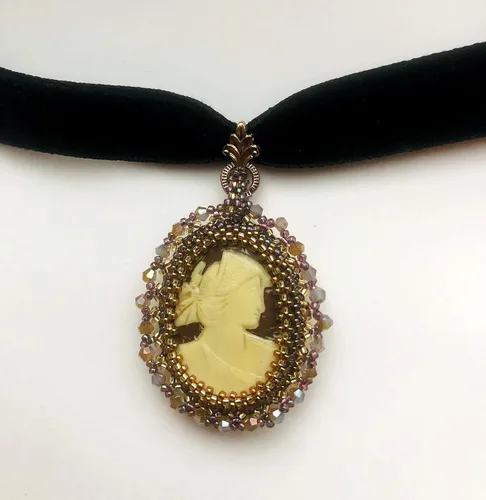 Vista 4 de EnchantedBeads Beadwoven Cameo Black Velvet Choker Necklace