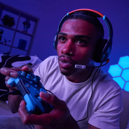 Vista 9 de PDP Blue Tide Bundle Pack Rematch Glow Advanced Wired Controller & AIRLITE Glow Wired Headset for Xbox Series XS, Xbox One, & Windows 1011 PC