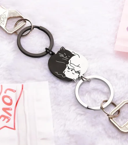 Vista 2 de Regalos para parejas para novio, novia, amiga, día de San Valentín, regalo ideal, lindo gato llavero conjunto a juego para parejas