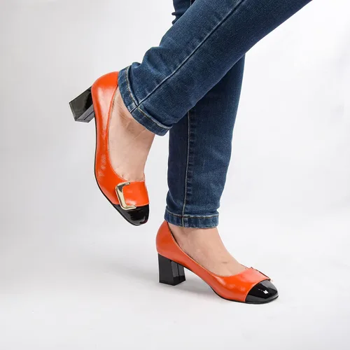 Vista 4 de ANN CREEK Zapatos de tacón bajo para mujer, zapatos de oficina elegantes de dos tonos, punta cuadrada, tacón grueso de 2.4 pulgadas, sin cordones