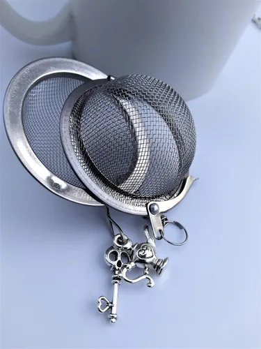 Vista 2 de Bola infusora de té con llave de calavera y tetera para elaboración de hojas sueltas