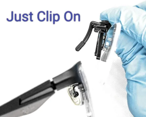 Vista 3 de Lentes de lectura con clip 2.00. Lentes de filtro de luz azul, por American Vision & Vision, color ámbar claro debido al filtro, 5.315 in de ancho