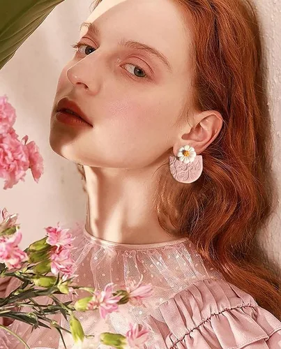 Vista 4 de Aretes colgantes de flores de ratán de arcilla polimérica, hechos a mano, hechos a mano, estilo bohemio, ligeros, regalos de joyería para mujeres