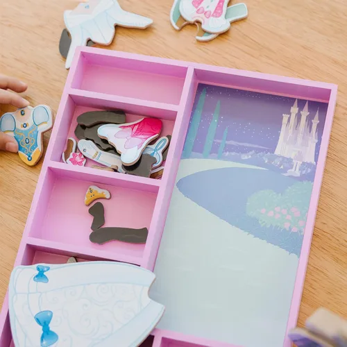 Vista 8 de Melissa & Doug juego de muñeca de madera y disfraz magnético de Cenicienta de Disney (+ de 30 unidades)