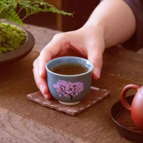 Vista 7 de Taza de té con flores de cerezo cambiantes sensibles al calor, 4.4 onzas, azul Estilo japonés, cambio de color, apto para lavavajillas, para té