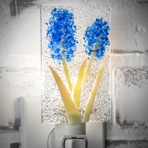Vista 2 de Luz nocturna de campana azul de vitral, luz nocturna enchufable hecha a mano con diseño de flores de vidrio fundido en azul y transparente