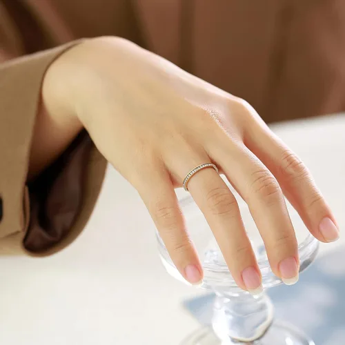 Vista 4 de Anillos de compromiso personalizados a juego para parejas, juego de anillos de boda de acero inoxidable dorado para él y ella, anillos de pareja