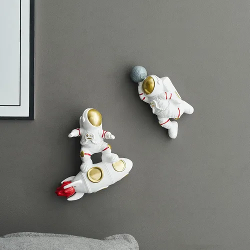 Vista 2 de AWNR Juego de 2 decoraciones de pared de astronauta, decoración temática del espacio exterior, esculturas de pared, decoración del espacio