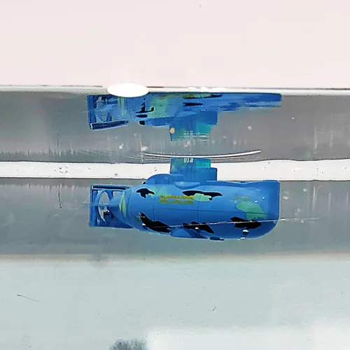 Vista 3 de Tipmant Mini RC Submarino Juguetes de Control Remoto Barco Eléctrico Natación Buceo Tanque de peces Tubo de agua Niños Regalos de cumpleaños (azul)