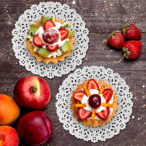 Vista 5 de Tapones redondos de encaje de papel blanco – 5 pulgadas; fabricados en Canadá (100) Disposable, Embossed, Round, For Serving Desserts, Appetizers