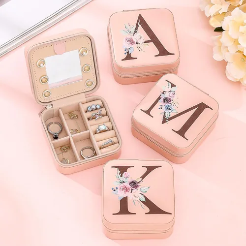 Vista 6 de Pequeño organizador de joyas de viaje, un mini joyero con inicial, estuche esencial de viaje para mujeres y niñas, joyero azul personalizado