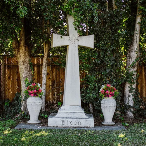 Vista 6 de XONOR Flores artificiales de cementerio con jarrón juego de 2 ramos de rosas artificiales de lirio para decoración de lápidas de cementerio