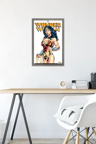 Vista 6 de Trends International DC Comics Wonder Woman - Póster de pared, 22.4 pulgadas de largo x 14.7 pulgadas, versión enmarcada de madera de granero