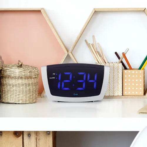 Vista 6 de Equity by La Crosse - Reloj despertador LED azul con puerto de carga USB, color plateado