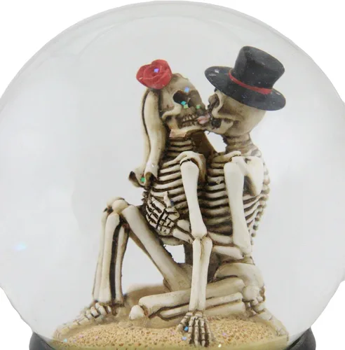 Vista 2 de Ebros Gift Día de los muertos El amor nunca muere besos franceses besándose recién casado esqueletos sentados en la playa de arena globo de agua