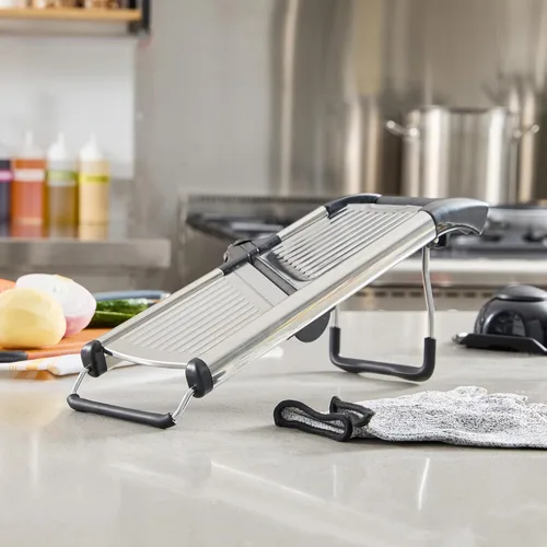 Vista 8 de Restaurantware Rebanadora de mandolina ajustable de acero inoxidable, cortador de verduras estándar alemán con protector de cuchilla, guantes