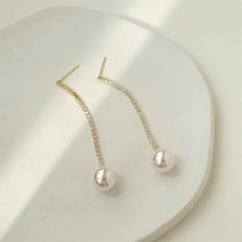 Vista 4 de Aretes largos de perlas para mujer, chapados en oro de 14 quilates, hipoalergénicos, elegantes aretes de borla de perlas doradas