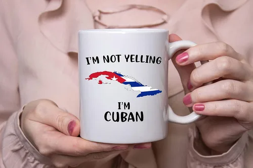 Vista 2 de Divertidas tazas de café del orgullo cubano, con texto en inglés "I Not Yelling I'm Cuban", idea de regalo para hombres y mujeres cubanos