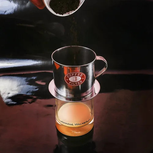 Vista 4 de Prensa de filtros de café vietnamita. con inserto de rosca con mecanismo de goteo Fabricado en Vietnam. En tamaños S, M, o L en paquetes de 1, 2 o 3
