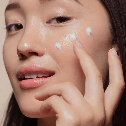 Vista 4 de Neutrogena Hidratante para acné sin aceite, tratamiento de acné con ácido salicílico de 0.5%, loción facial de pomelo rosa para brotes, no grasa