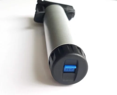 Vista 3 de Mini bomba de bicicleta con manipulador de aire de la marca BIKETUBE – Diseño de dos etapas con barril de aluminio – Compatible con válvulas Presta