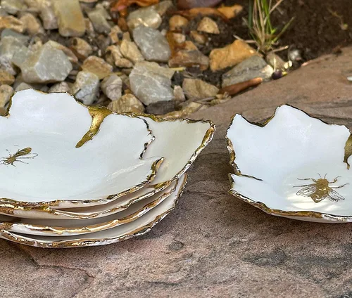 Vista 4 de Plato de anillo blanco y dorado de abeja reina, platos de joyería hechos a mano, regalo único para ella, mujeres, mamá, esposa, hermana, hija