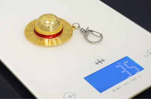 Vista 6 de Batustou Llavero de una pieza con sombrero de paja Luffy de anime, llavero de piratas de 2 pulgadas, accesorios para mujeres, hombres y niños