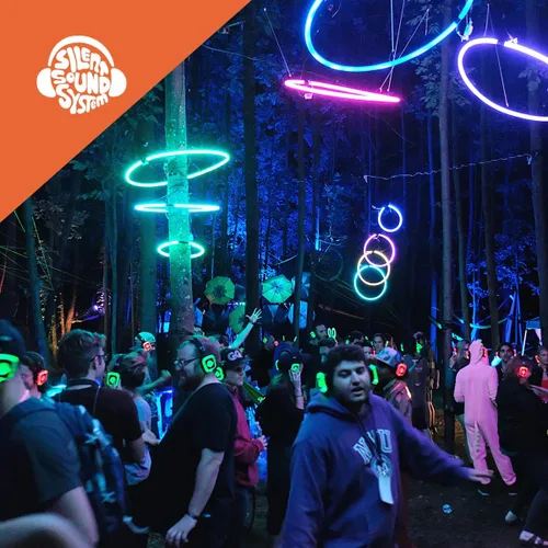 Vista 4 de Paquete de inicio para fiestas en casa, eventos de jardín, películas familiares en casa en el patio trasero (9 auriculares LED RF + 1 transmisor)