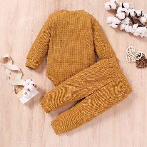 Vista 3 de CBHAIBLYD Conjunto de ropa de bebé recién nacido con botones y manga larga para bebé conjunto unisex de punto gofre