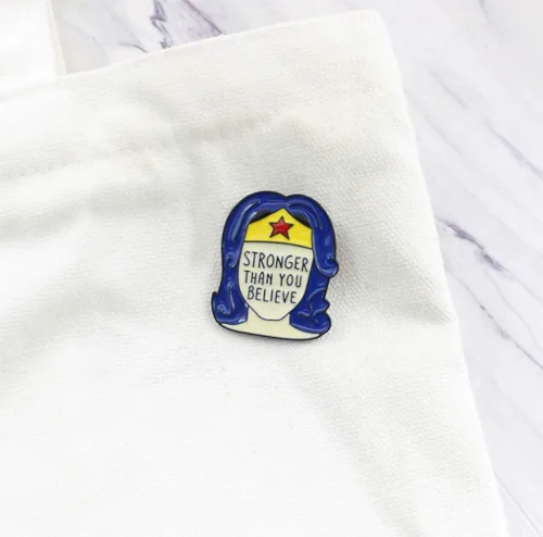 Vista 6 de Flairs New York - Broche de solapa esmaltado hecho a mano, Más fuerte de lo que crees