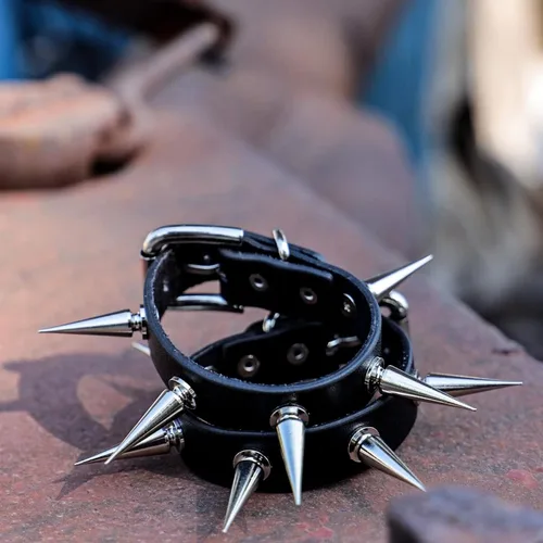 Vista 6 de MILAKOO 2 pulseras de piel sintética estilo punk con remaches y detalles de púas, Sin gemas.
