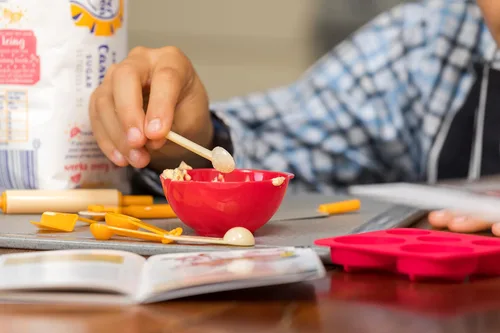 Vista 7 de SmartLab Juguetes para hornear TINY con 20 deliciosas recetas pequeñas. Gran ciencia. Herramientas pequeñas.