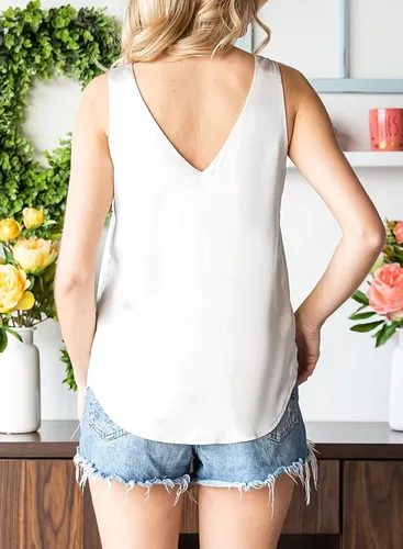Vista 5 de Y YOLITEE Camiseta sin mangas de satén de seda para mujer, con cuello en V, tallas S-XXL
