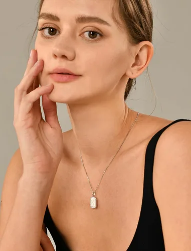 Vista 3 de YL Collar con inicial para mujer, plata de ley 925, colgante rectangular, halo pulido de la A-Z